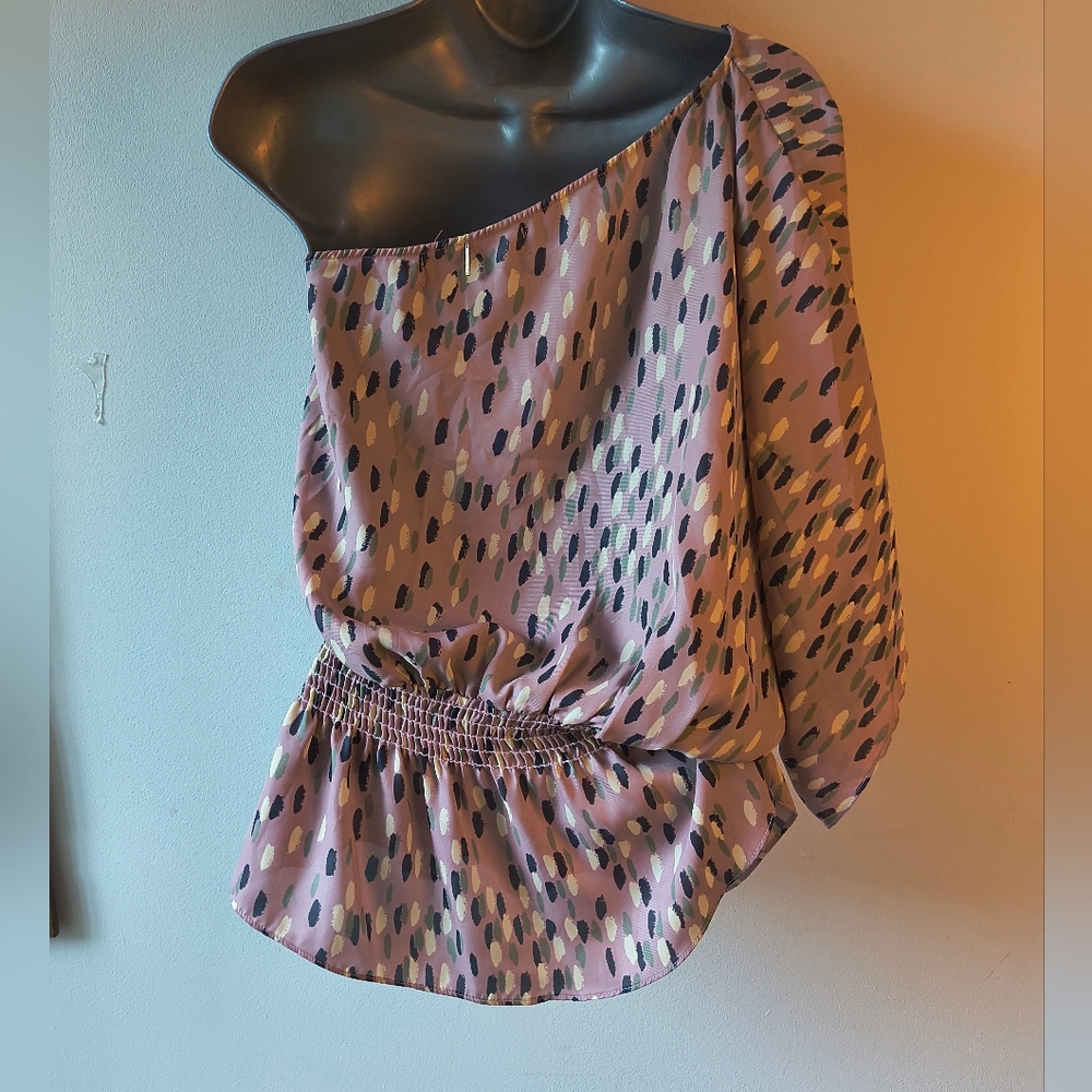 Tbags  Elegant One-Shoulder Blouse - Picture 3 of 4